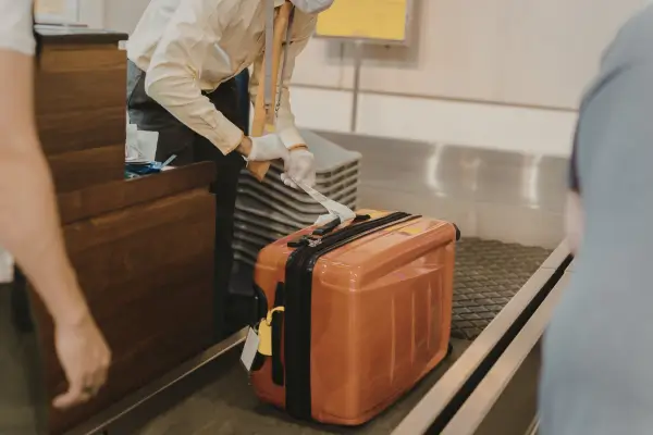 Esteiras de bagagem nos bastidores de um aeroporto