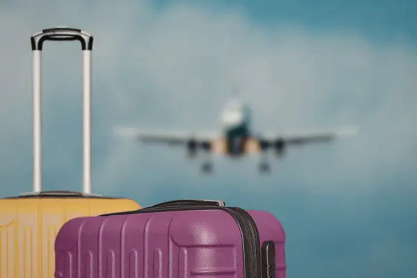 Passageiro no aeroporto verificando documentos e bagagem