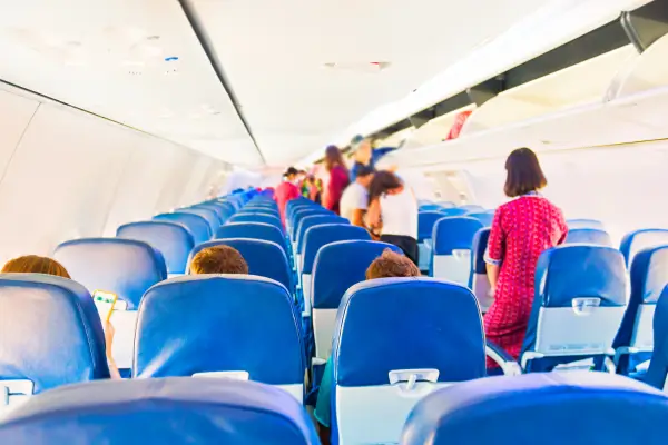 Passageiros aguardando para desembarcar do avião