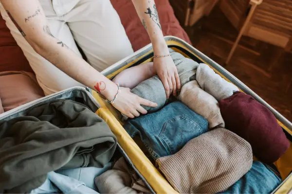 Mala de viagem organizada com roupas dobradas e organizadores