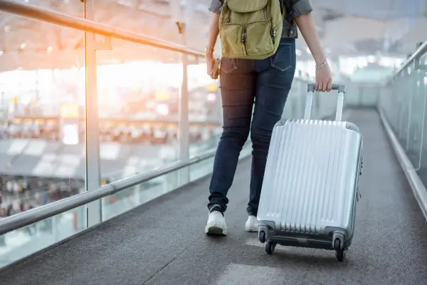 Esteira de controle de segurança com bagagens no aeroporto