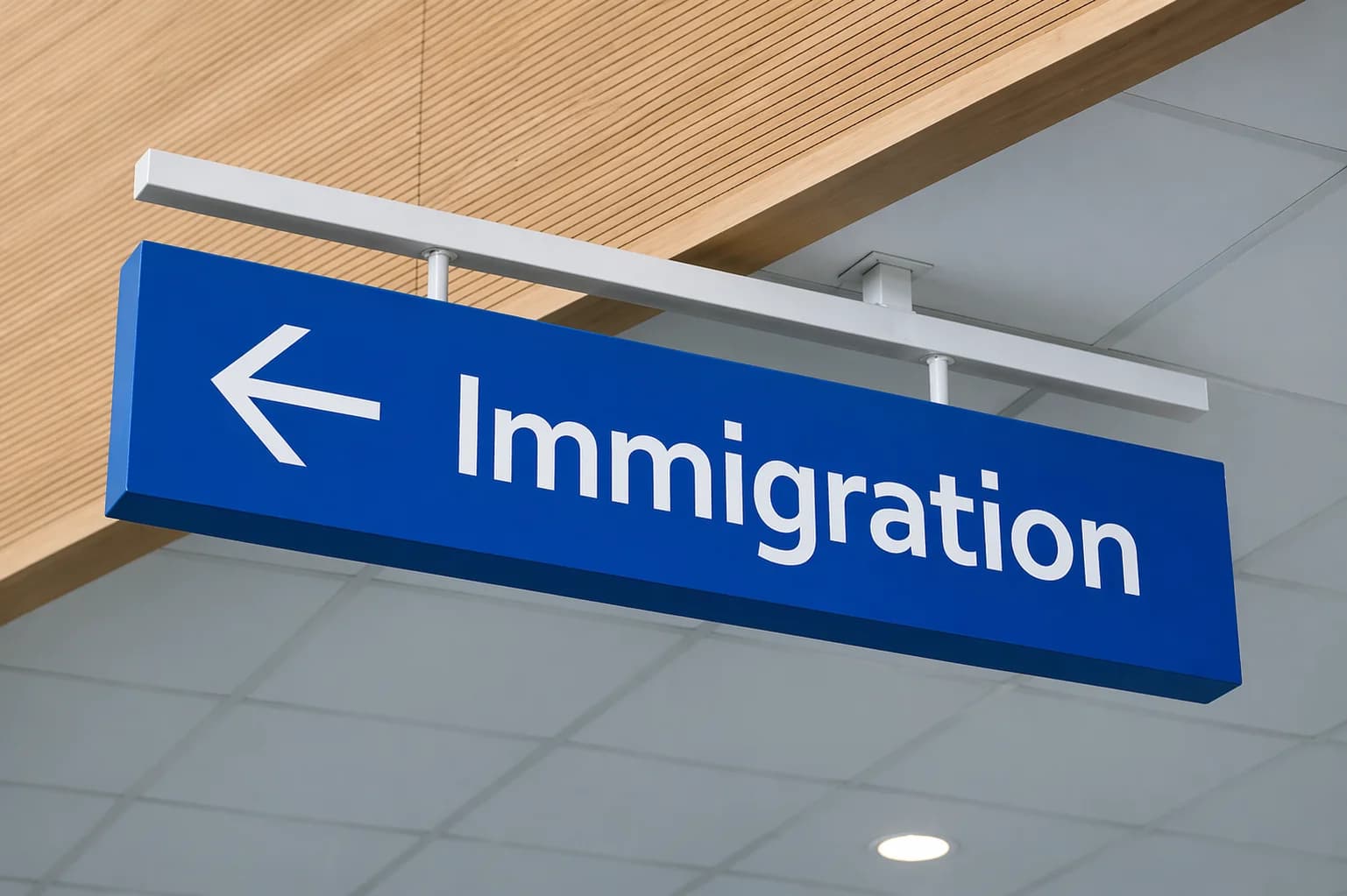 Placa de Immigration com seta indicativa em aeroporto internacional
